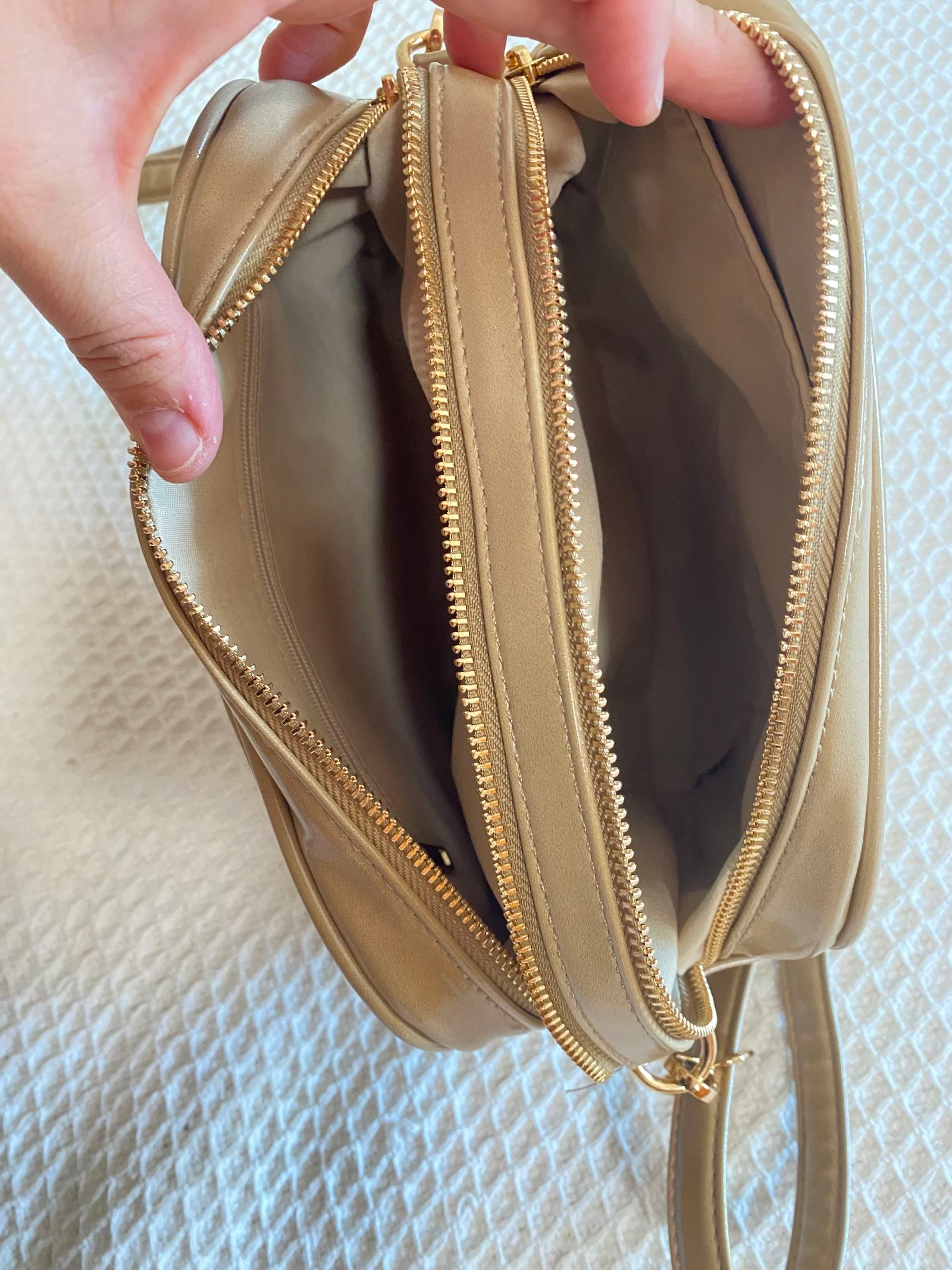 Bolso bandolera beige satinado con doble cremallera  – photo 6